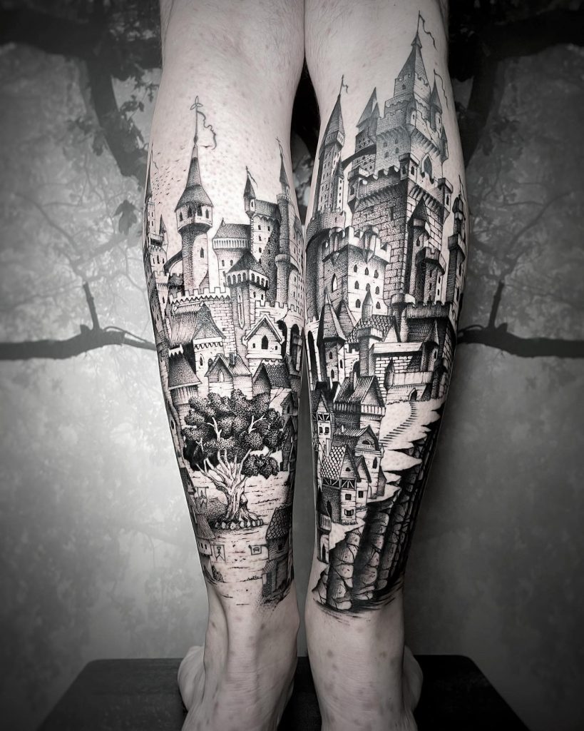 Tatouage architectural inspiré d’un village médiéval et de son château réalisé par Lahhel à Bordeaux.