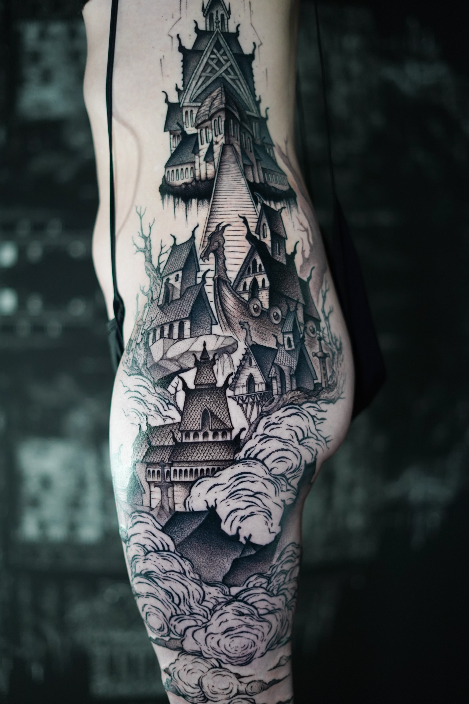 Tatouage architectural s'inspirant du mythe du Valhalla réalisé par Lahhel à Bordeaux. Prise de rendez-vous