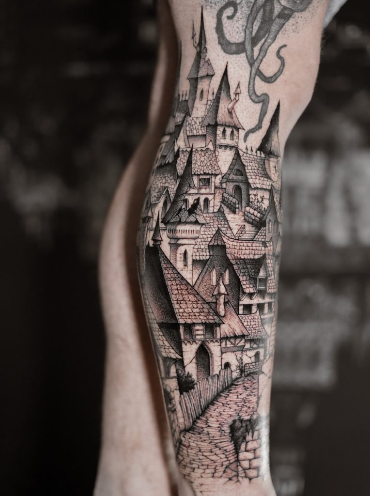 Tatouage architectural inspiré d’un village médiéval réalisé par Lahhel à Bordeaux qui fait partie de mes réalisations.