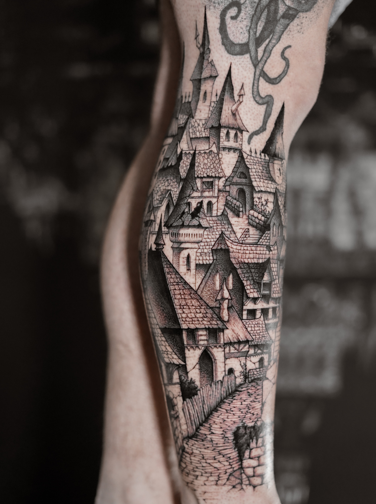 Tatouage architectural inspiré d’un village médiéval réalisé par Lahhel à Bordeaux qui fait partie de mes réalisations.