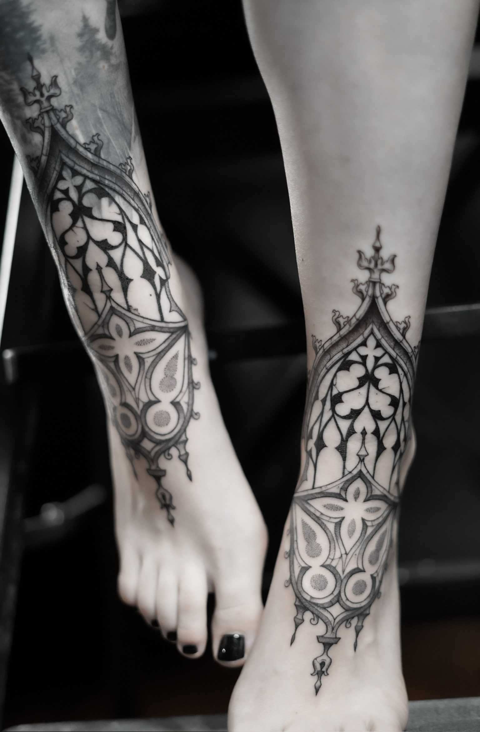 Tatouage architectural inspiré d’une cathédrale gothique en symétrie sur deux pieds réalisé par Lahhel à Bordeaux.