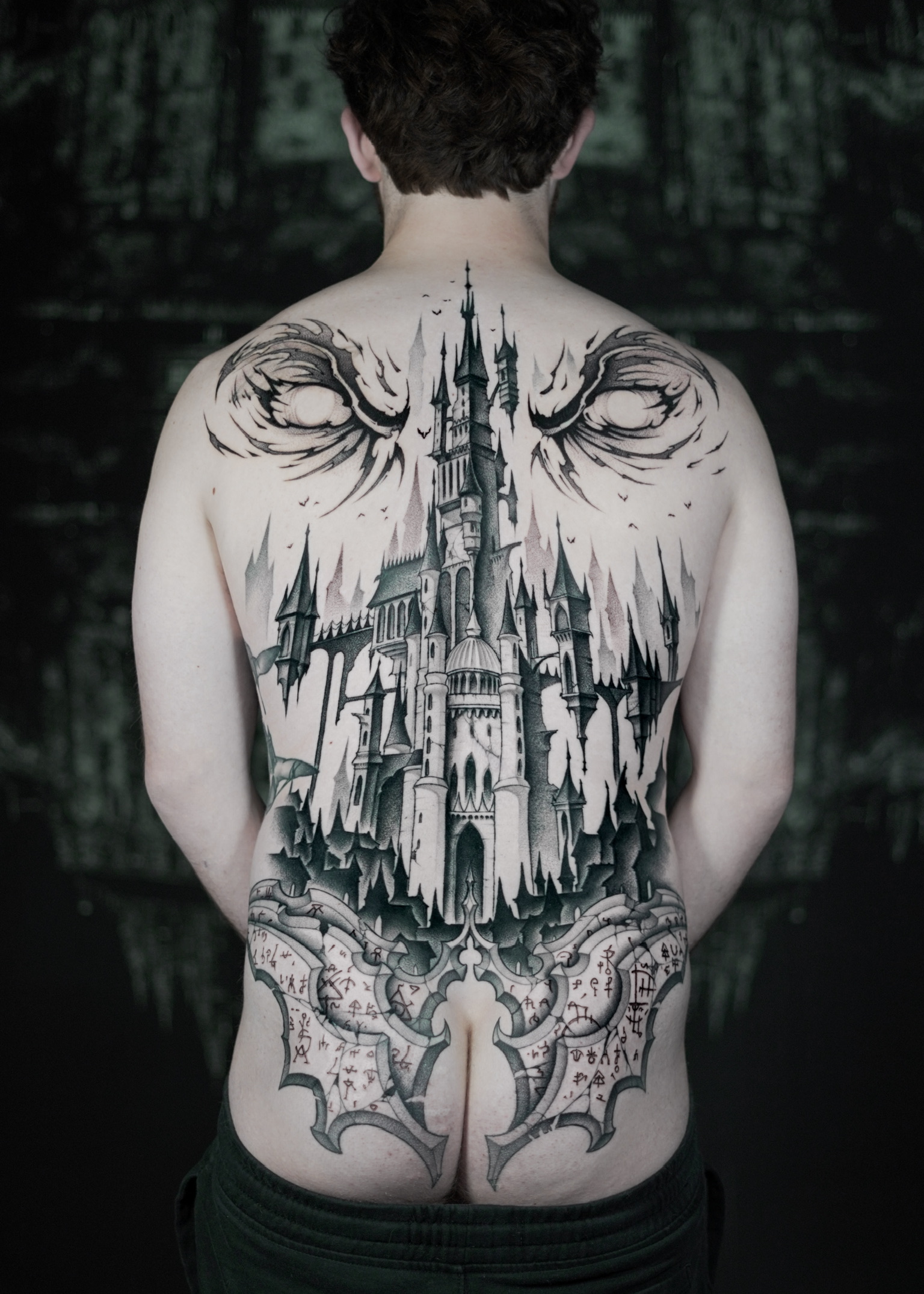 Tatouage architectural inspiré du mythe de Dracula et du château de Bran en Roumanie réalisé par Lahhel à Bordeaux.