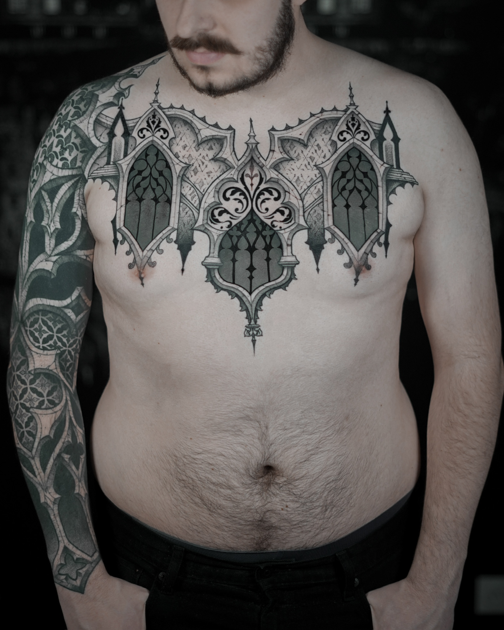 Tatouage architectural inspiré d’une cathédrale gothique sur un torse réalisé par Lahhel à Bordeaux. Qui match parfaitement le bras fait auparavant.