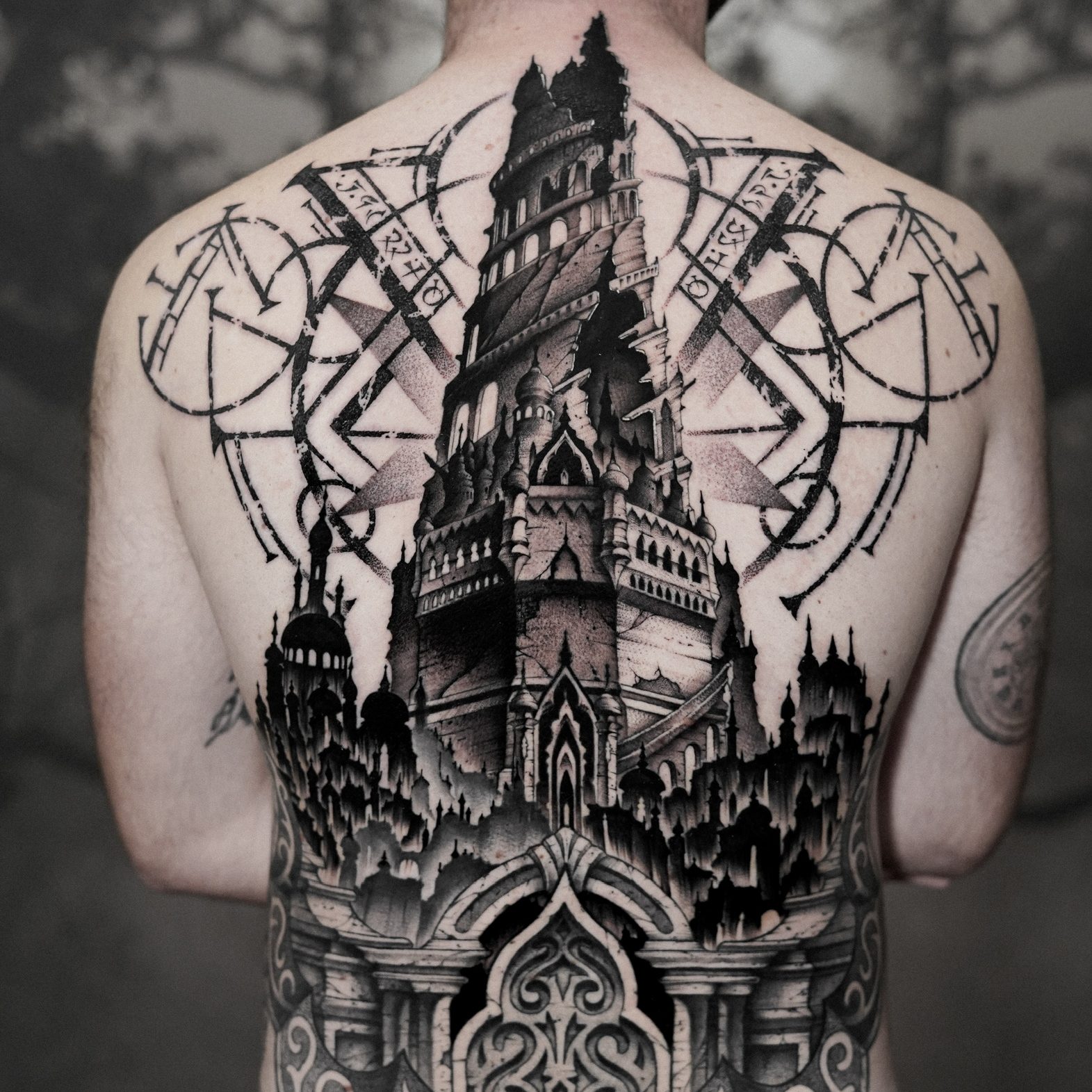 Tatouage architectural inspiré de la tour de Babel réalisé par Lahhel à Bordeaux.