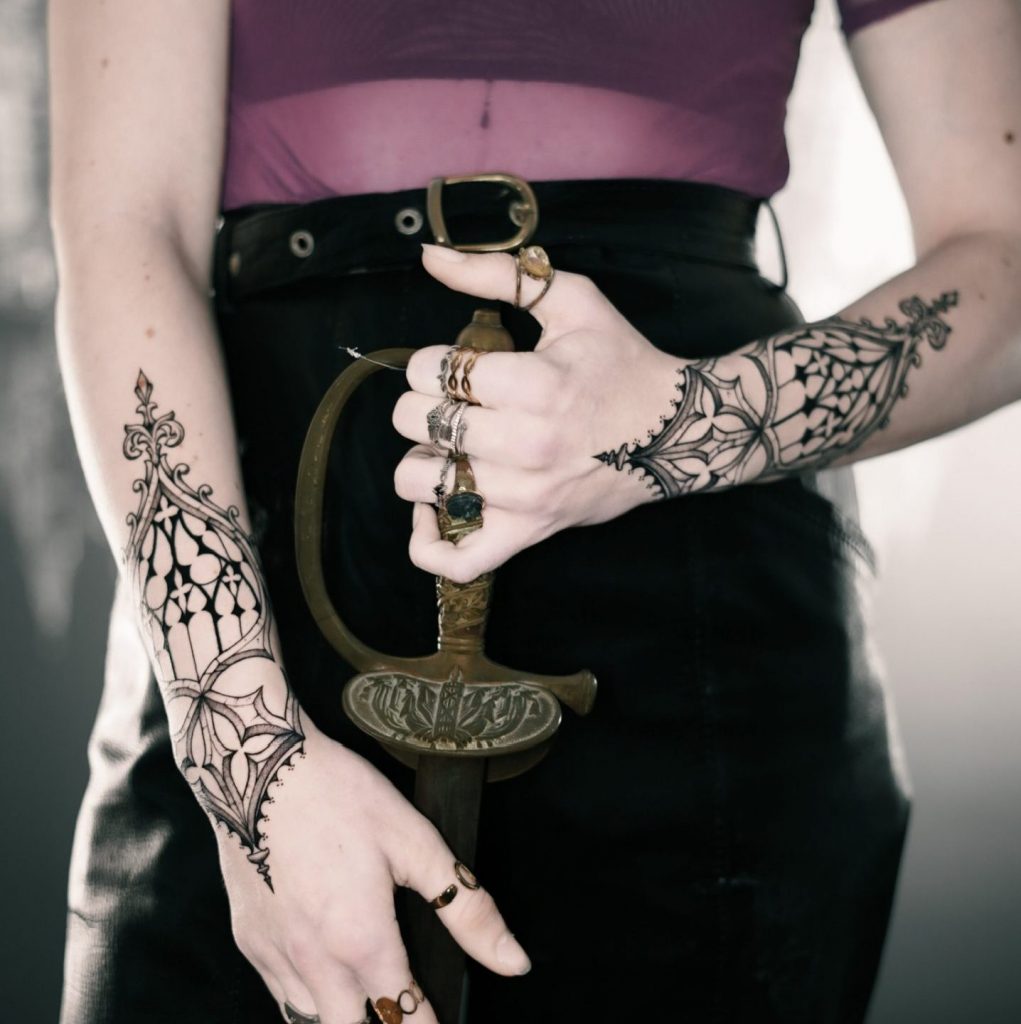 Tatouage architectural symétrie de bras inspiré d’une cathédrale gothique réalisé par Lahhel à Bordeaux qui fait partie de mes réalisations préférées