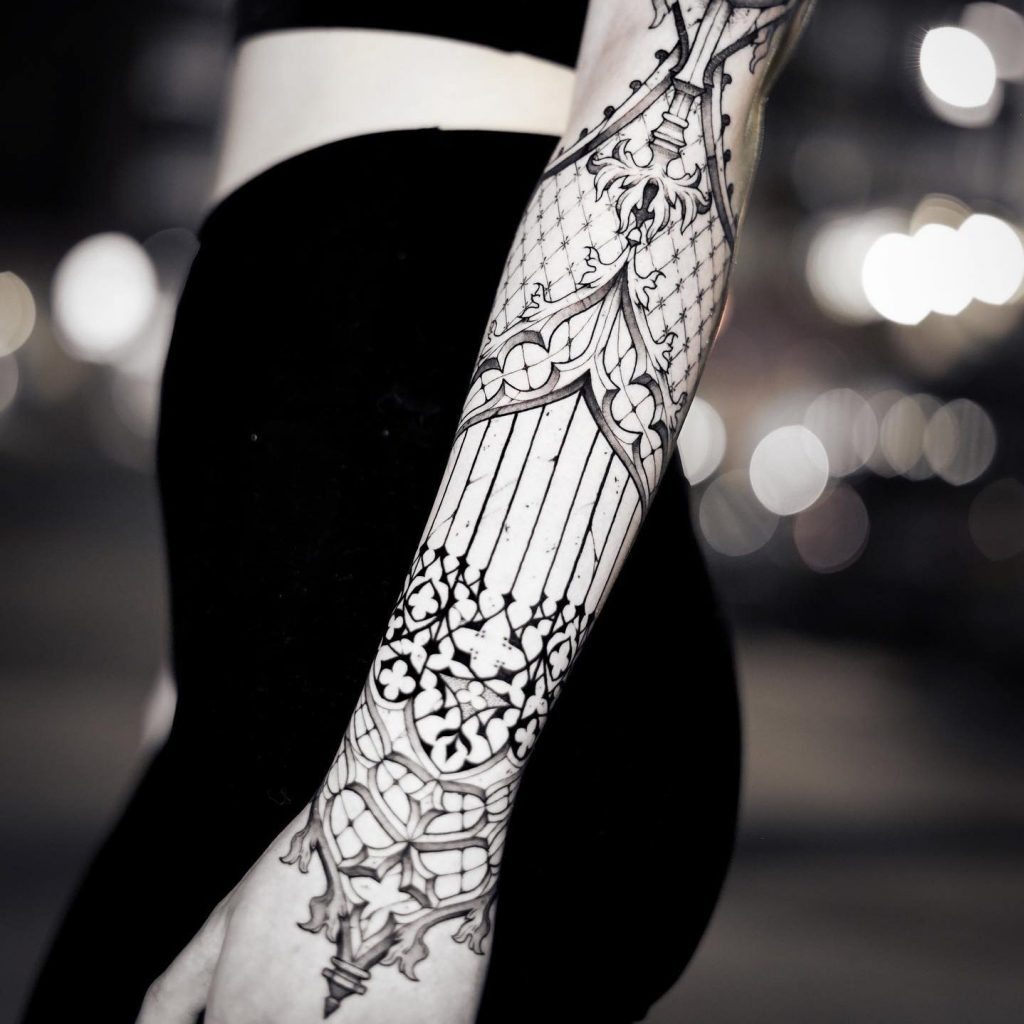Tatouage architectural inspiré d’une cathédrale gothique et de la dentelle réalisé par Lahhel sur une jeune femme.