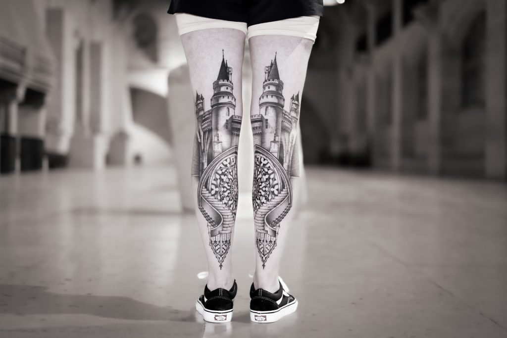 Tatouage de derrière de jambes fait au Château de Pierrefonds pour la chaîne youtube De Pierre et d'Encre