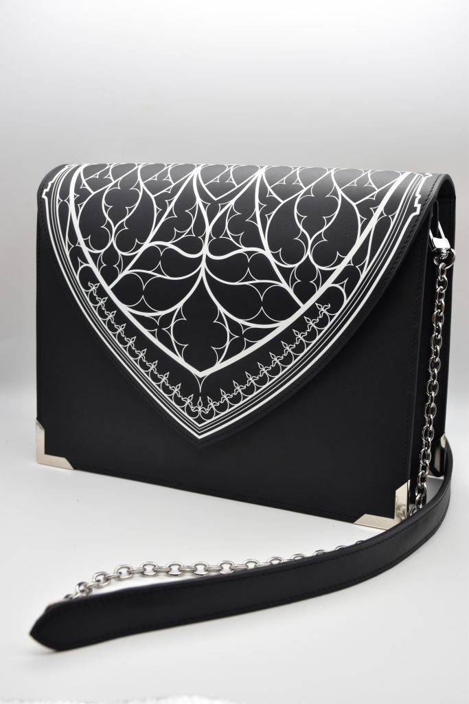 Sac à main luxe "grimoire" en cuir réalisé par Lahhel pour sa boutique